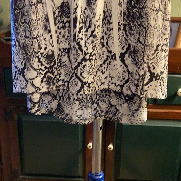 Apt. 9 unique black and white pattern top with embellishments M - Picture 11 of 14